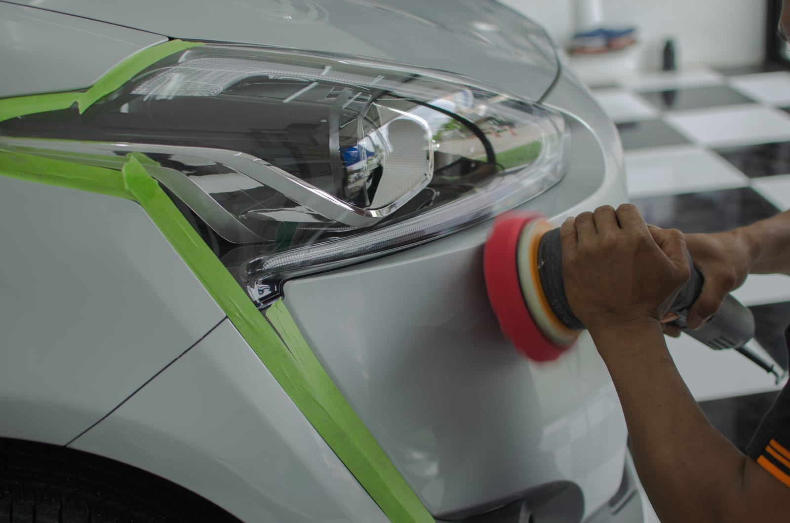 77069250-car-polishing